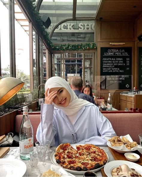 Ootd Poses Instagram, Ootd Poses, Stile Hijab, Muslim Outfits Casual, Muslim Fashion Hijab Outfits, Hijabi Fashion Casual, Hijabi Aesthetic, Style Hijab, Casual Hijab Outfit