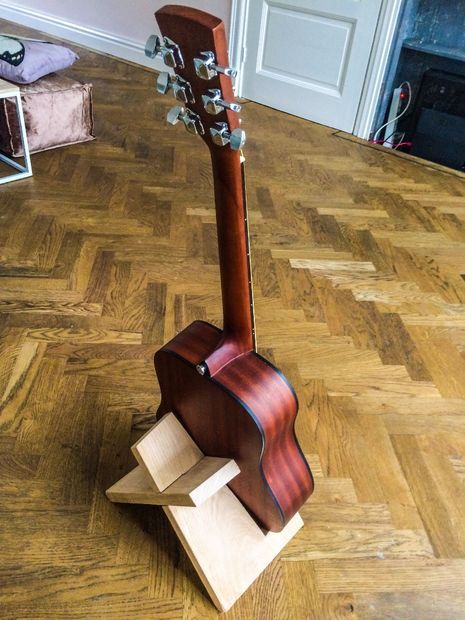 Simple DIY Guitar Stand from a single piece of wood | no screws, nails or fasteners Diy Guitar Stand, Kids Woodworking Projects, Wooden Guitar Stand, Diy Guitar, Woodworking Projects Furniture, Guitar Stands, Simple Woodworking Plans, Carpentry Projects, Woodworking Projects For Kids