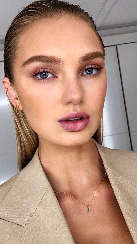 Romjee. Wedding Makeup Natural, Brow Goals, Minimal Makeup, Romee Strijd, Beauty Make-up, Summer Fresh, Natural Wedding Makeup, Blonde Hair Looks, Makeup Natural