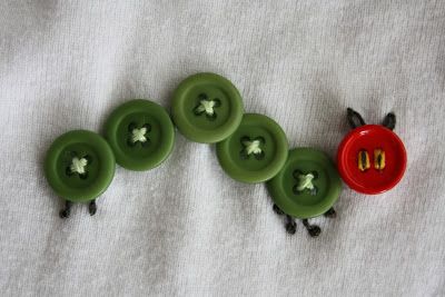 Things To Make With Buttons, Cool Sewing Ideas, Button Embroidery Ideas, Easy Shirts To Sew, Button Caterpillar, Grandma Accessories, Sewed Gifts, Aesthetic Sewing Ideas, Diy With Buttons