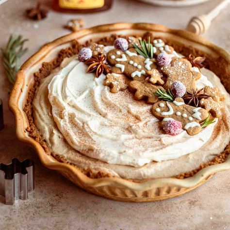 Cinnamon Cream Pie, Holiday Cream Pie, Christmas Pie Recipes Holidays, Gingerbread Cream Pie, Best Christmas Pies, Swedish Pie, Christmas Pies Recipes Holidays, Holiday Pies Christmas, Christmas Pie Ideas