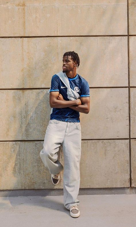 Carney Chukwuemeka, Football Shirt Outfit, Soccer Jersey Outfit, Mens Fall Fashion, Outfit Jersey, Chelsea Shirt, Streetwear Fashion Outfits, Mens Wardrobe Essentials, Streetwear Fashion Men