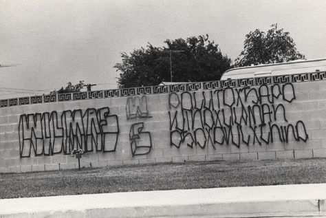 70s Los Angeles, Chicano Graffiti, Gang Graffiti, Wilmington California, California English, Gang Life, American Slang, Gang Members, Chicano Lettering