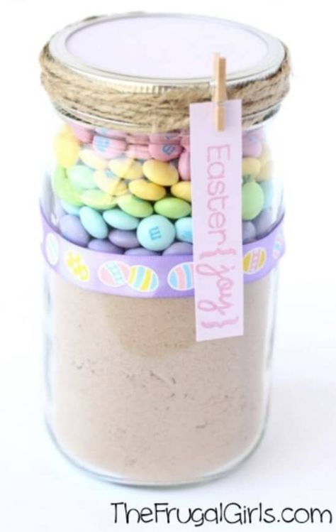 see them around Christmas, they’re so great you should be doing them all year long. Enter this colorful East Recipe Jars, Easter Jars, Gift Mixes, Easter Mason Jar Crafts, Cookie Mix In A Jar, Jar Mixes, Jar Desserts, Mason Jar Gifts Diy, Gifts In A Jar