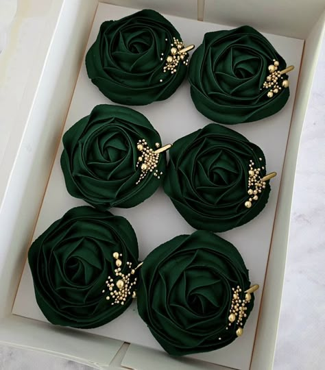 Hunter Green Cupcakes, Emerald Green Cupcakes Weddings, Emerald Green Wedding Treats, Emerald Quinceanera Theme Cake, Green And Gold Party Favors, Black And Dark Green Wedding Cake, Emerald Green And Gold Desserts, Emerald Green Deserts, Sweet 16 Themes Green