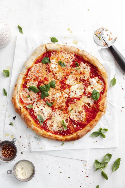 It's pizza time! Whip up this homemade sour dough pizza for a gourmet meal at home. If you love sourdough, you'll love this hearty and chewy pizza crust. Pizza Food Photography, Pizza Shoot, Pizza Photography, Hot Dog Sandwich, Burger Hot Dog, Broma Bakery, Dough Pizza, Dough Starter, Sourdough Pizza