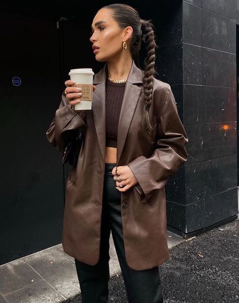 👜 on Twitter: "brown leather jacket 🤎… " Winter Mode Outfits, Autumn Fits, Uggs Outfit, Blazer Outfit, Looks Street Style, Looks Black, Mode Inspo, Looks Chic, Blazer Outfits