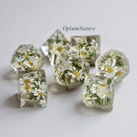 Daisy Dice Set Critical Role Resin Polyhedral Dice Set for RPG - Etsy Ukraine Diy Resin Dice, Cool Dnd Dice, Crystal Dice, Dnd Things, Diy Dice, Terrarium Jewelry, Dungeons And Dragons Dice, Crystal Resin, Dnd Dice