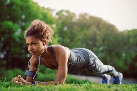 We're sharing the top benefits of planks. The upside is great (and surprising) because this exercise challenges the entire body, especially the core. Workouts For Running, Jennifer Lopez Workout, Tummy Workout At Home, Flat Tummy Workout At Home, Exercise Belly, Flat Tummy Workout, Low Impact Cardio, Yoga Movement, Flutter Kicks