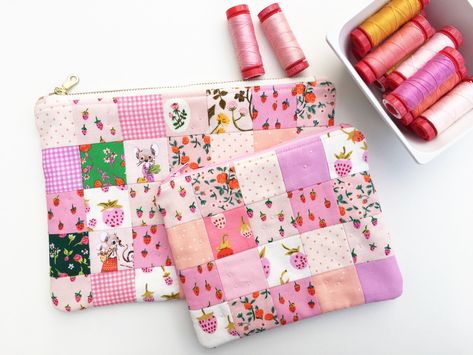 Diy Quilted Bag, Zip Pouch Tutorial, Quilted Zipper Pouch, Purses Patterns, Zipper Pouch Tutorial, Pouch Sewing, Pouch Tutorial, Quilt Magazine, Zipper Pouches