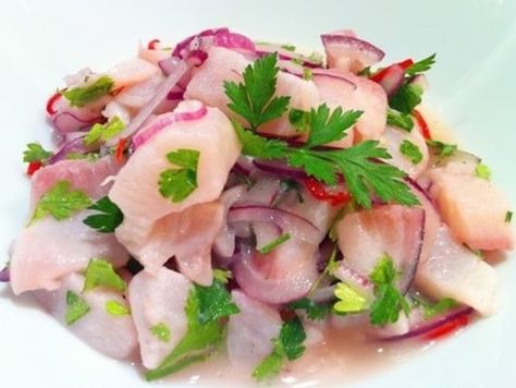 Ceviche de Salmão e Tilápia - Receitas de Comidas Brasileiras Simples Fáceis e rápidas. Peruvian Dishes, Ceviche Recipe, Peruvian Cuisine, Food Lab, Peruvian Recipes, Serious Eats, Easy Dishes, Fish And Seafood, Fish Recipes