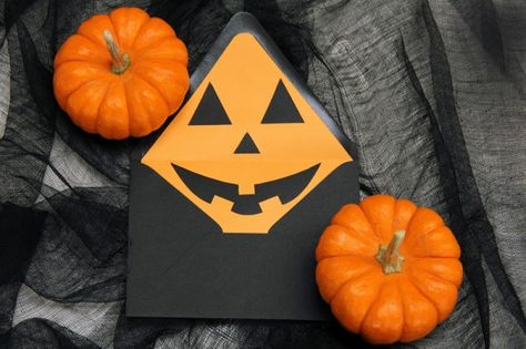 DIY Halloween Jack-o-Lantern Envelope Liners Su Bewitching, Halloween Tunnel, Halloween Mail, Halloween Invitaciones, Envelope Address, Mail Art Envelopes, Cards Halloween, Carte Halloween, Halloween Cards Handmade