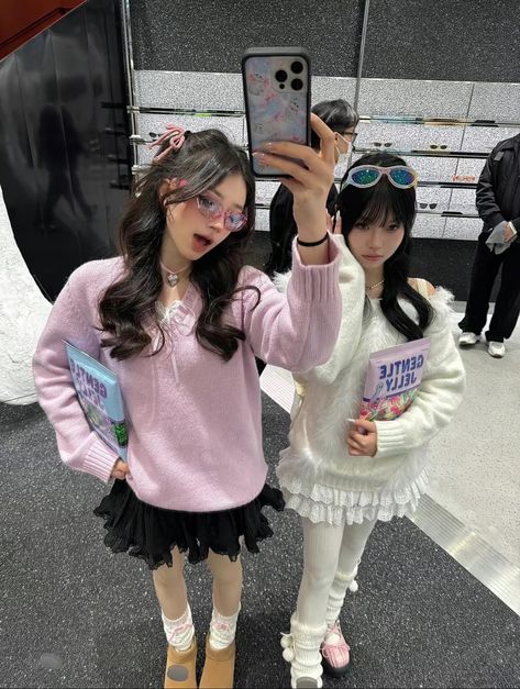 Clueless Outfits, Female Friendship, Style Inspiration Winter, Aesthetic Cute, Really Cute Outfits, Cute Skirts, Pink Outfit, Kpop Outfits, Winter Fashion Outfits