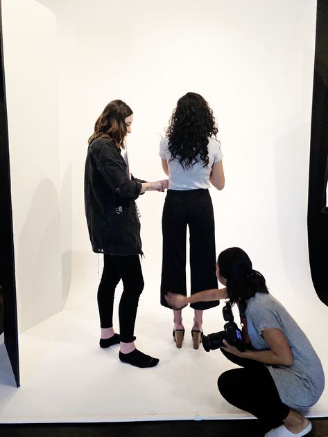 Fashion Photoshoot Aesthetic, Fitting Room Photoshoot, Fashion Stylist Aesthetic Job, Photoshoot Bts Aesthetic, Fashion Stylist Photoshoot, Personal Stylist Aesthetic, Photoshoot Inspiration Studio, Fashion Stylist Aesthetic, Fashion Marketing Career