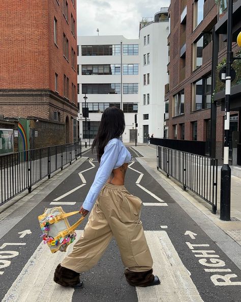 Fall inspo for the ladies 🍂 #highstreetvision Parachute Trousers, Oversized Pants, Girl Walking, Autumn Fits, Shirt Girl, Fall Inspo, Cropped Shirt, Crop Shirt, Fashion Pants