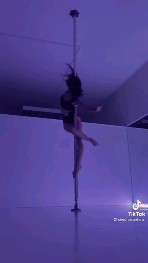 How To Pole Dance, Hip Dancing, Pool Dancing, Pole Dance Videos, Pole Dance Aesthetic, Pole Fitness Inspiration, Pole Fitness Moves, Pool Dance, Dance Pole