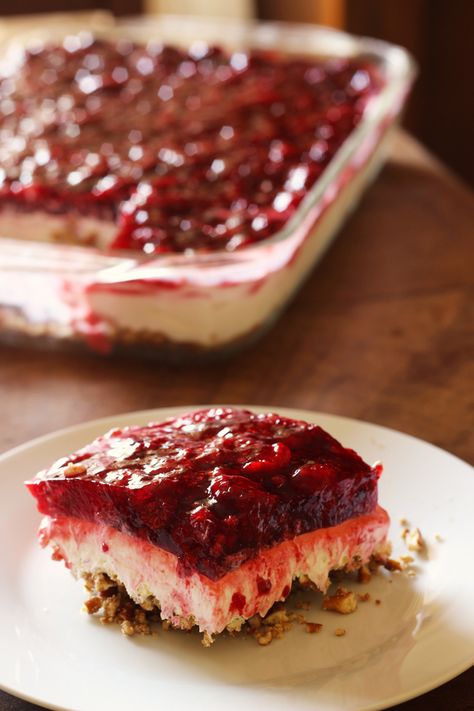 Raspberry Pretzel Dessert - Good Cheap Eats Raspberry Pretzel Dessert, Pretzel Dessert, Berry Desserts, Pretzel Desserts, Fruity Recipes, Strawberry Pretzel Salad, Recipes Salads, Pretzel Salad, Pretzel Crust