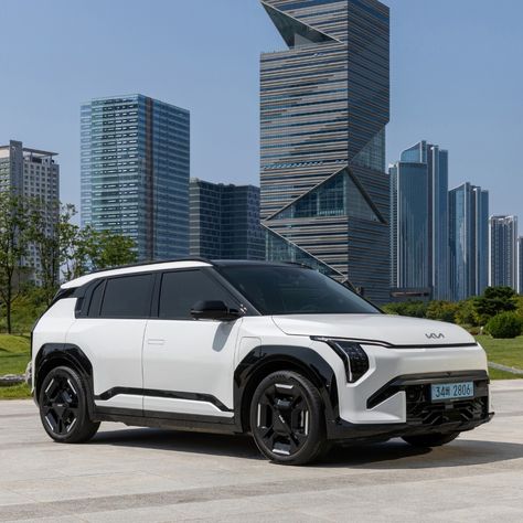 Kia has confirmed plans to launch AWD and GT variants of its EV3 electric SUV, expanding the lineup beyond the current 2WD models. The EV3 offers up to 600 km of range, charges from 10-80% in just 31 minutes (12 minutes faster than the Niro EV), and is powered by an 81.4 kWh battery with 22% higher energy density than the Niro EV. (Source: Kia) #KiaEV3 #ElectricVehicle Kia Electric Suv, Higher Energy, Electric Suv, Kia Niro, Car Lease, City Art, Electric Cars, New Life, Dream Cars