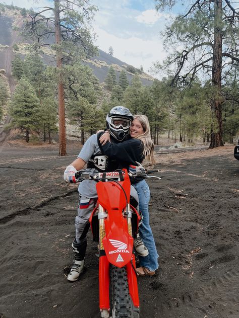 Dirt Bike Girlfriend, Motocross Couple Pictures, Four Wheeler Couple Pictures, Dirt Bike Boyfriend, Dirtbike Couple Pics, Dirt Bike Wedding Ideas, Motocross Couple Goals, Motocross Boyfriend, Dirt Bike Couple Pictures