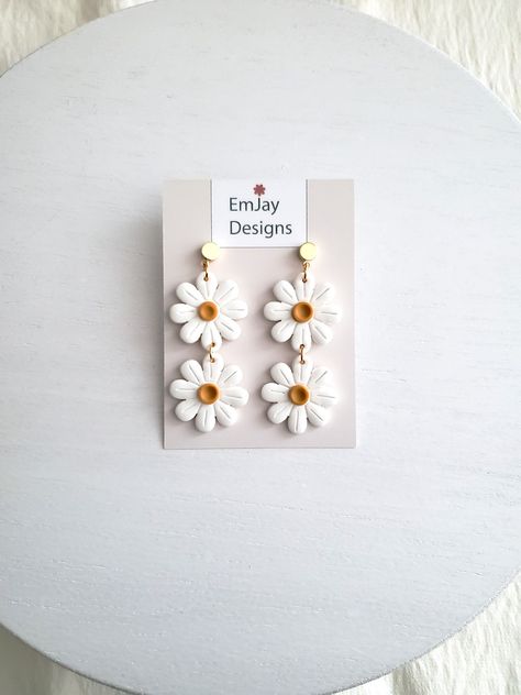 These Daisy Dangles are handmade with polymer clay and 18K gold plated 6MM round earring posts.  Because they are handmade with polymer clay, please allow for slight variations. Store the earrings in a cool place. These earrings are made to order so please allow for 3-5 days to ship, but I will get them to you as quickly as possible.  **This shop does not accept returns but gladly will remake an order if unsatisfied with your purchase. Thank you for supporting EmJayDesignsBoutique! For more phot Daisy Clay Earrings, Sketch Images, Polymer Clay Flower Jewelry, Diy Earrings Polymer Clay, Colour Mixing, Round Earring, Daisy Jewelry, Handmade Clay Jewelry, Polymer Earrings