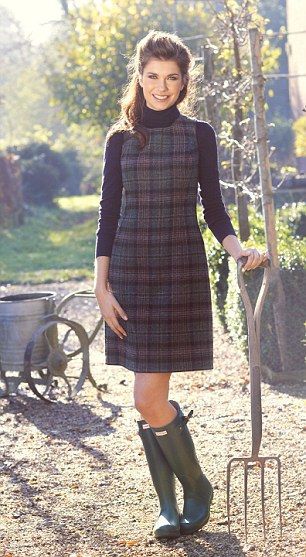 Roll neck, £65, hobbs.co.uk; British tweed shift, £139, boden.co.uk; Hunter green wellingtons, £79, my-wardrobe.com Dandy Look, Mode Country, Checkered Blazer, Country Fashion, Vestidos Vintage, Roll Neck, Style Chic, Plaid Dress, Mode Inspiration