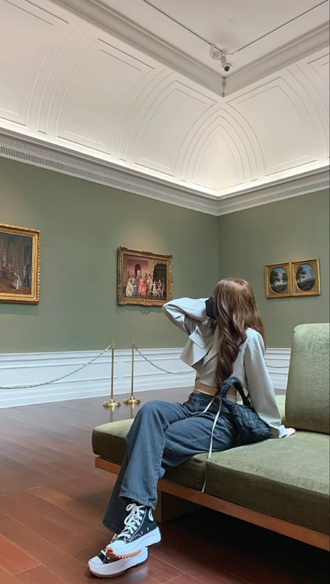 Sitting Down Pictures, Cute Museum Outfits, Museums Outfit, Art Gallery Outfit Ideas, Ootd Poses Instagram, Museum Picture Ideas, Museum Photo Ideas, Museum Fits, Museum Outfit Ideas