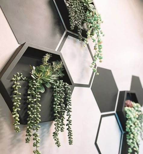 Uses Of Plants, Ideas Habitaciones, Garden Wall Designs, Sustainable Interior Design, Wall Mounted Planters, Hanging Planters Indoor, Hanging Vases, Biophilic Design, Office Plants