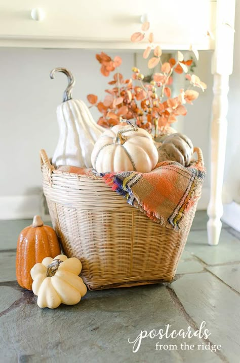 Simple, Natural Thanksgiving Tablescape and Tips for Prepping for the gathering - Postcards from the Ridge Basket Decorating Ideas, Basket Decor Ideas, Fall Basket, Vintage Fall Decor, Vintage Picnic Basket, Fall Vignettes, Vintage Picnic, Basket Uses, Faux Pumpkins