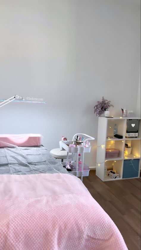 Lash Tech Room Ideas At Home Glam, Pink Lash Room Aesthetic, Lash Room Inspo Pink, Pink Lash Studio, Pink Esthetician Room, Pink Lash Room, Lash Room Aesthetic, Lash Suite Ideas, Lash Salon Interior Design