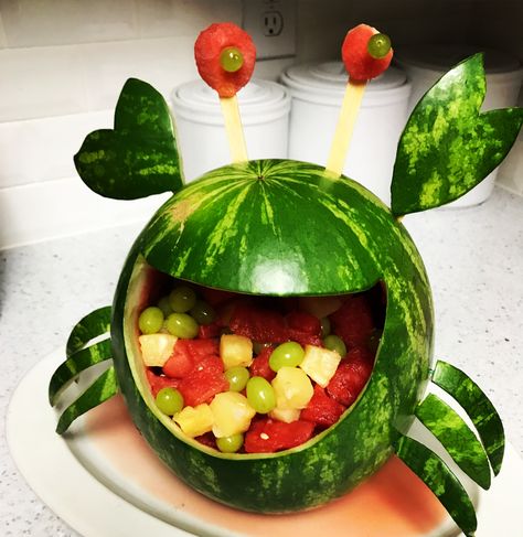 Turtle Watermelon Carving, Under The Sea Watermelon, Beach Theme Fruit Display, Under The Sea Fruit Platter, Birthday Watermelon Carving, Crab Themed Food, Ocean Theme Fruit Platter, Crab Theme Birthday Party, Fruit Sea Animals