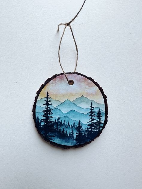 Medieval Christmas, Smokey Mountains National Park, Easy Crafts To Sell, Wood Crafting, Wood Slice Art, Holiday Tree Decorations, Wood Keychain, Wood Burning Crafts, Wood Slice Ornament