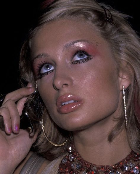 Messy Claw Clip, Scorpio Lilith, 2000s Makeup Looks, Paris Hilton 2000s, Trashy Y2k Aesthetic, Fashion In Paris, Paris And Nicole, Y2k Makeup, Mcbling Y2k