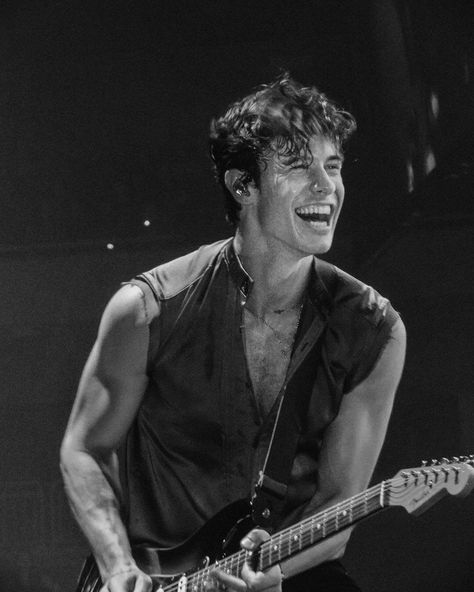 Shawn Mendes Smiling, Cameron Alexander Dallas, Shawn Mendes Concert, Shawn Mendes Funny, Shawn Mendes Wallpaper, Canadian Men, Wonder Boys, Online Friends, Shawn Mendes