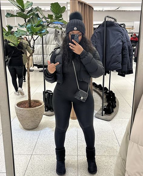 Black Uggs Boots Outfit, Outfits With Black Uggs, Black Boots Outfit Winter, Black Uggs Outfit, Women Uggs, Autumn Closet, Uggs Outfit Winter, Winter Drip, Fall Outfits Black