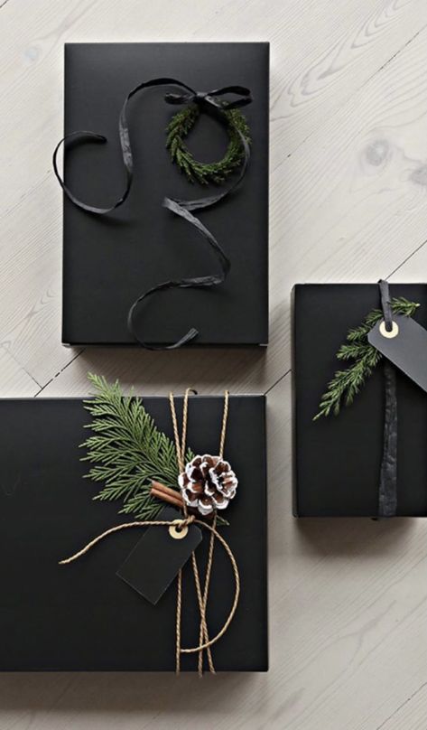 Christmas Gift Wrapping 2023, Classy Gift Wrapping, Christmas Wrapping Ideas 2023, Black Christmas Present Wrapping, Black Christmas Gift Wrapping, Black Christmas Wrapping Ideas, Black Wrapping Paper Ideas, Black Gift Wrapping Ideas, Minimalist Christmas Wrapping