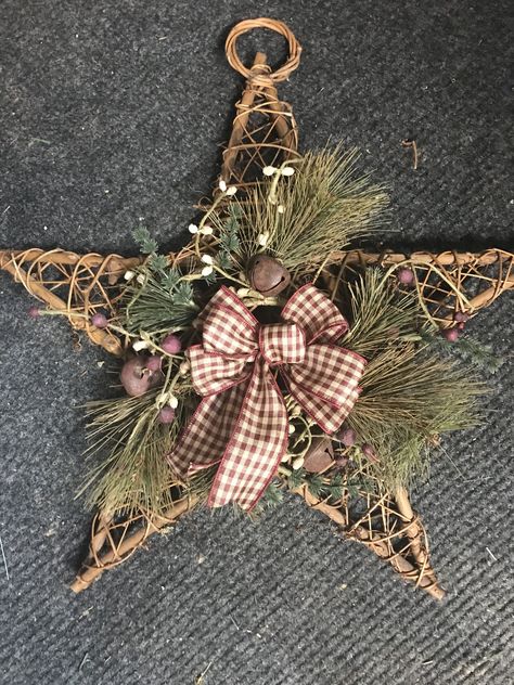 Christmas Star Wreath Ideas, Star Wreath Ideas, Driftwood Christmas Decorations, Christmas Church Crafts, Wood Wreaths, Antique Christmas Cards, Christmas Decorations Sewing, Twig Crafts, Holiday Door