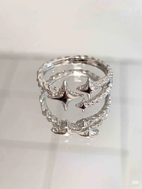 Cool Silver Jewelry, Belongings For Dr, Aesthetic Ring, Edgy Jewelry, Golden Trio, Jewelry Accessories Ideas, Dope Jewelry, Girly Accessories, Classy Jewelry