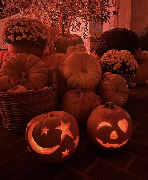 Cute Pumpkin Carving, Halloween Bedroom, Halloween Facts, Catty Noir, Dark Autumn, Autumn Lights, Fall Inspo, Fall Halloween Decor, October 23