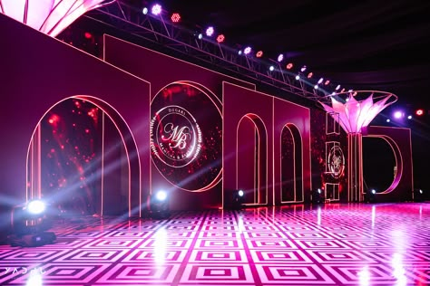 Cocktail Backdrop, Dance Stage Decoration, Led Wall Design, Corporate Event Centerpieces, Sangeet Stage, Wedding Entry, Disco Stage, Amazing Wedding Ideas, Event Booth Design