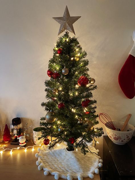 Short Christmas Tree Ideas, Mini Christmas Tree Bedroom, Mini Xmas Tree Ideas, Mini Christmas Tree Ideas Decoration, Mini Tree Decorations Ideas, Dorm Christmas Tree, Dorm Christmas Decor, Christmas Dorm Decor, Christmas Tree For Bedroom