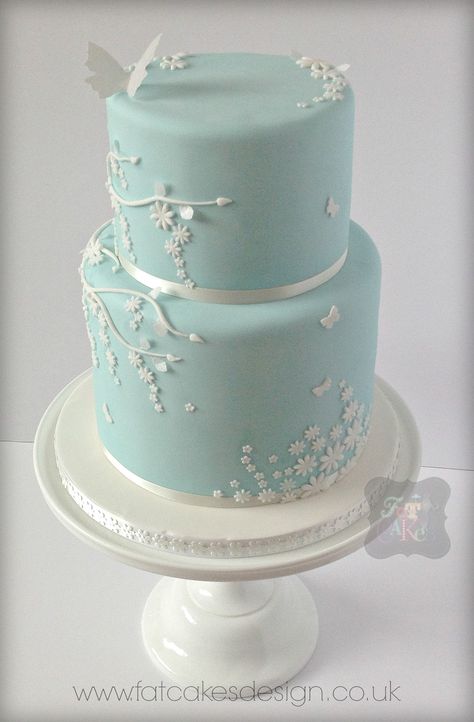 Fresh and simple wedding cake. Light turquoise blue with white blossom and butterfly details. Perfect for spring and summer. Cake Turquoise, Blue Butterfly Wedding, Turquoise Cupcakes, Wedding Cakes Simple, Butterfly Wedding Cake, Cakes Simple, Best Wedding Cakes, Long Table Wedding, Cake Light