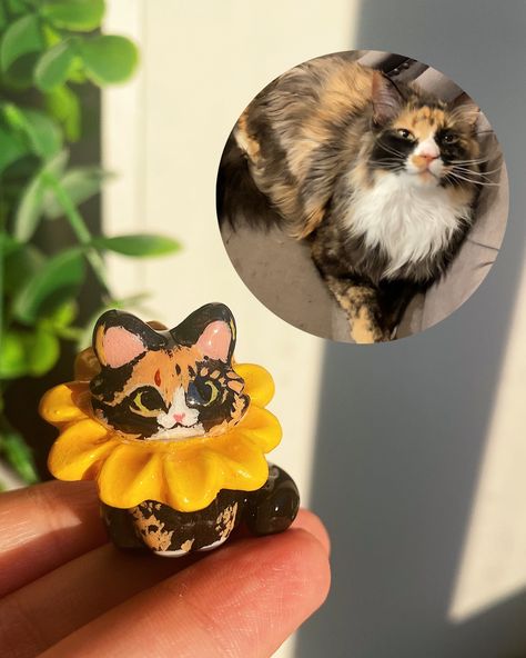 Swipe to see more flower cats 👉🌸🐱 Happy International Cat Day to cats, cat owners, cat admirers, cat worshippers, cat slaves and everyone who has seen a cat basically 😌🐱🎉 (because you can’t see a cat and not fall for it. That is the law👩🏻‍⚖️) Comment if you pledge to give love to the cats you encounter today and everyday ✨🙏🏻💕 . . . #polymerclayartist #polymerclayart #polymerclay #kawaiiaesthetic #claysculpture #claycreations #fimocreations #clayartist #catloversclub #claycat #animalfigurin... Air Dry Clay Cats, Clay Ideas Cat, Clay Cat Easy, Cute Clay Art, Cute Cat Stuff, Happy International Cat Day, Cat Clay, Cats Happy, Polymer Clay Cat