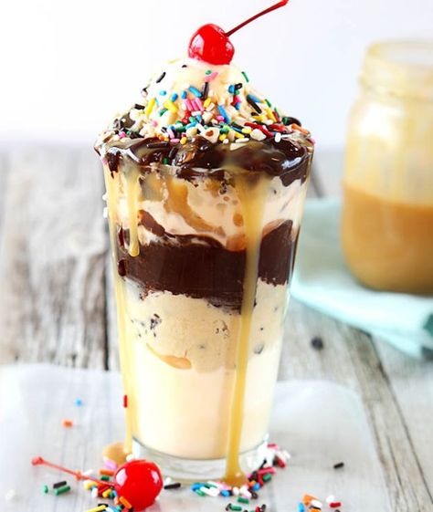 hot fudge sundae recipe Ice Cream Sundae Recipe, Hot Fudge Sundae, Sundae Recipes, Fudge Sundae, Lunch Healthy, Ultimate Cookies, Healthy Restaurant, Chocolate Dessert Recipes, Homemade Dinner