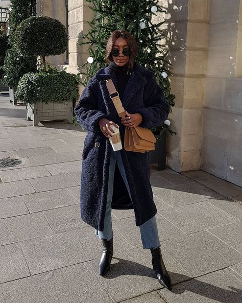 Veronica B. G. (@verobiriukova) • Fotos y videos de Instagram Long Teddy Coat Outfit, French Minimalist Style, Paris Winter Fashion, Teddy Coat Outfit, Long Teddy Coat, Winter Style Guide, French Minimalist, Polished Casual, Coat Outfit