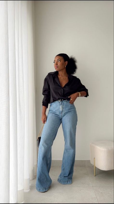 Style Flare Jeans Outfit Ideas, Jean Work Outfits, Styling Black Jeans, Jeans Work Outfit, Black Shirt And Jeans, Black Shirt Outfit, Estilo Basic, Flare Jeans Outfit, Look Jean