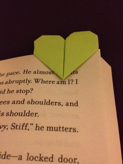 Origami love heart bookmark made with a sticky note! Sticky Note Bookmarks, Heart Post It, Bookmark From Sticky Notes, Bookmark Sticky Notes, Heart Shaped Sticky Notes, Paper Hearts Origami Love Notes, Heart Book Mark Origami, Heart Bookmark, Origami Love