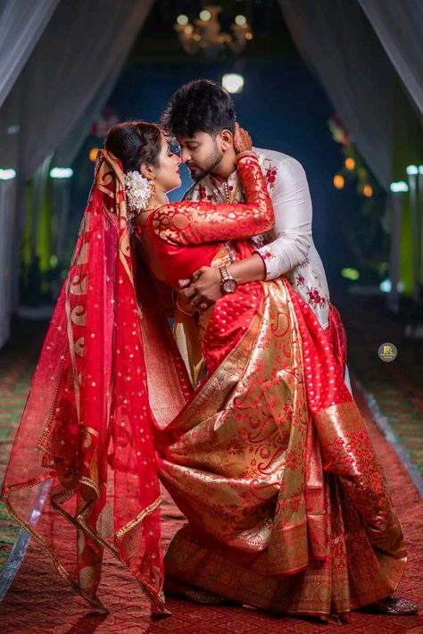 Bengali Wedding Photography Couple, Bengali Couple Reception Look, Marriage Poses Indian, Bengali Marriage Photography, Bengali Wedding Photoshoot, Wading Photoshoot, Bengali Wedding Couple Poses, Bengali Wedding Look, Reception Pose