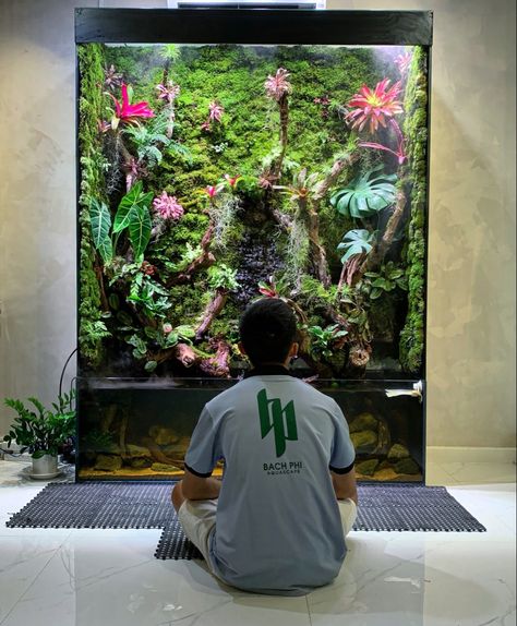 Wall Terrarium Ideas, Huge Terrarium, Paladarium Design, Large Terrarium Ideas, Paludarium Ideas, Wall Terrarium, Large Aquarium, Vertikal Garden, Frog Terrarium