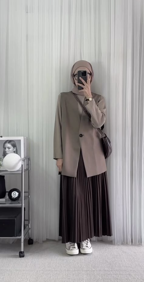 Muslimah Fashion Casual, Stylish Outfits Casual, Rok Outfit, Simple Style Outfits, Mode Turban, Hijab Trends, Muslim Outfits Casual, Hijab Style Casual, Haikou