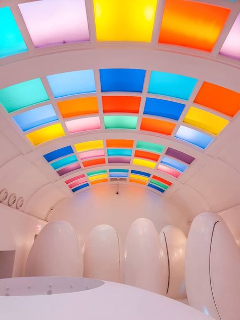 Sketch London is a Michelin starred restaurant with egg shaped loos and a rainbow colored ceiling Uk Small Terraced House Interiors, Futuristic Restaurant, Terrace House Interior, Sketch Restaurant, Instagrammable Restaurants, Sketch London, Restaurants In London, Mayfair London, London Baby